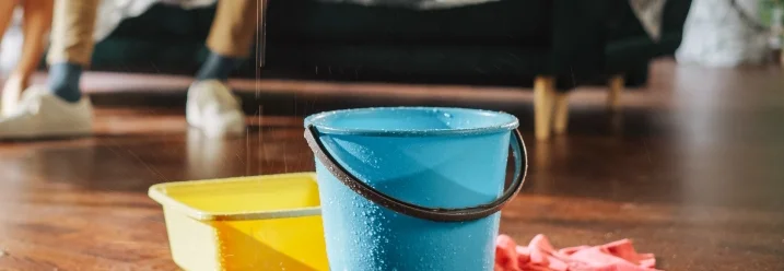 Wasserschaden auf Parkettboden mit Eimern